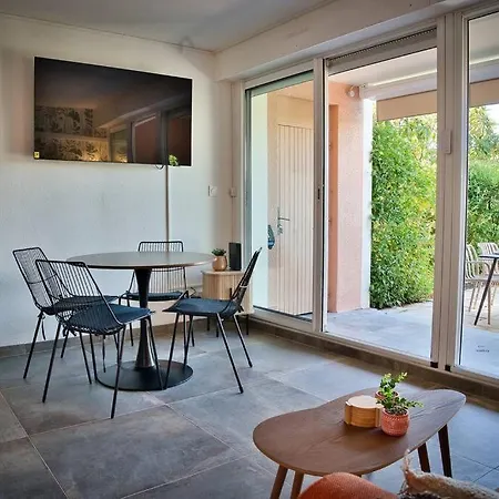 Avec Piscine Apartment